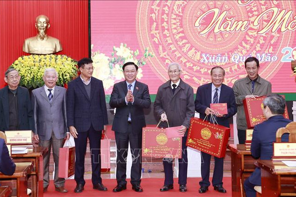 ﻿Chủ tịch Quốc hội Vương Đình Huệ thăm, chúc Tết Đảng bộ, chính quyền và nhân dân tỉnh Quảng Bình
