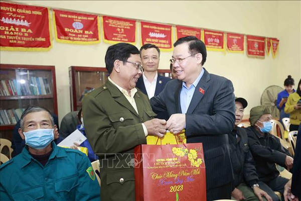 Chủ tịch Quốc hội thăm, tặng quà Tết các gia đình chính sách tại Quảng Bình