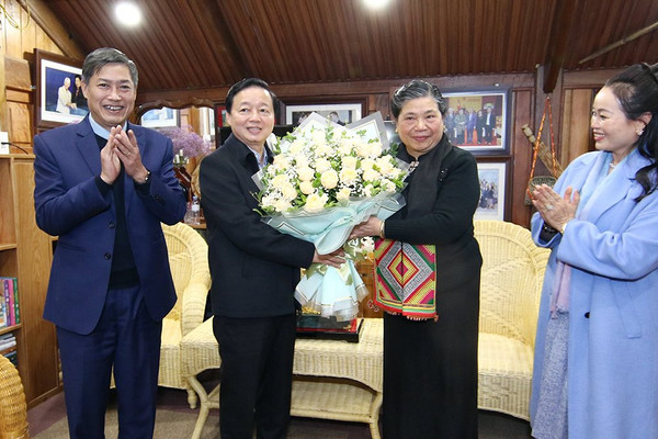 Phó Thủ tướng, Bộ trưởng Bộ TN&MT Trần Hồng Hà thăm, chúc Tết đồng chí Tòng Thị Phóng