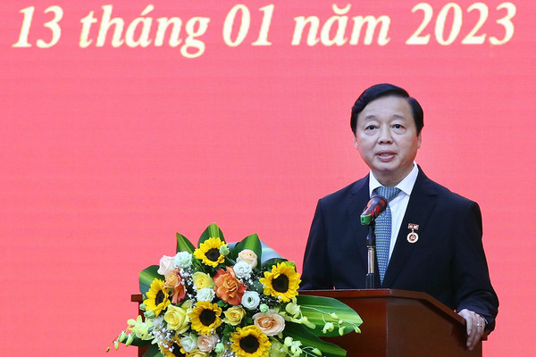 Lễ trao tặng Huy hiệu 30 năm tuổi Đảng cho Phó Thủ tướng Chính phủ Trần Hồng Hà