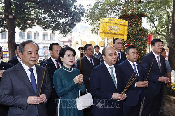 Chủ tịch nước cùng các kiều bào dâng hương tại Điện Kính Thiên
