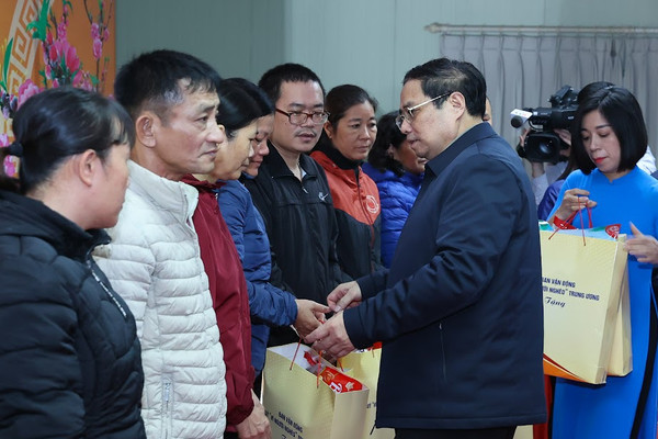 Thủ tướng chúc Tết công nhân lao động, gia đình liệt sĩ tại Nam Định