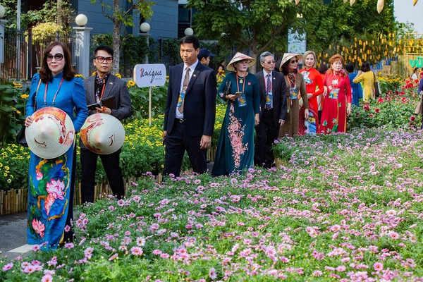  “Happy Tết” diệu kỳ trên đường hoa Home Hanoi Xuan 2023
