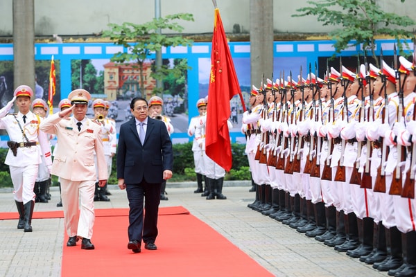 Thủ tướng thăm, kiểm tra công tác sẵn sàng chiến đấu tại một số đơn vị quân đội, công an