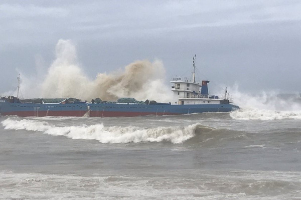 Quảng Ngãi: Nguy cơ 8.000 lít dầu DO tràn ra biển do tàu hàng gặp sự cố 