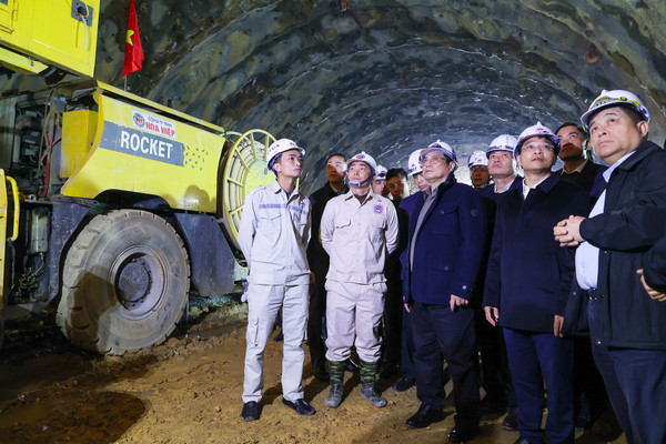 Thủ tướng kiểm tra dự án cao tốc Diễn Châu-Bãi Vọt, thị sát thi công hầm Thần Vũ
