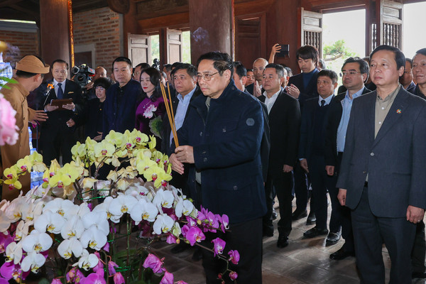Thủ tướng dâng hương tưởng niệm Chủ tịch Hồ Chí Minh tại Khu Di tích quốc gia đặc biệt Kim Liên