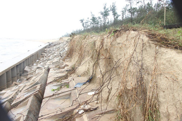 Quảng Nam: Sóng lớn đánh sập kè cứng, dân lo sợ làng bị “xoá sổ”