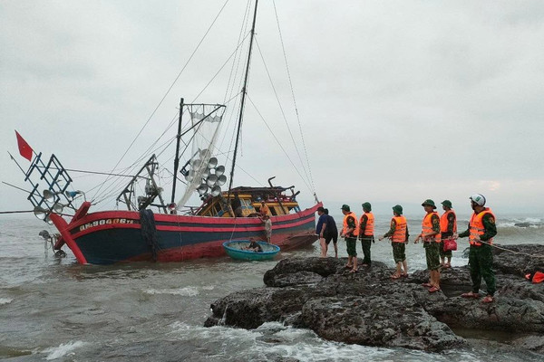 Quảng Trị: Cứu hộ tàu cá cùng 10 thuyền viên gặp nạn trên biển