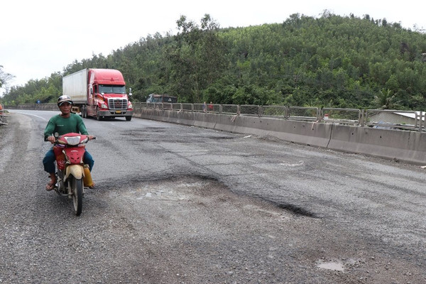 Quảng Ngãi: Dân kêu trời vì đường vừa sửa xong lại chi chít "ổ voi", "ổ gà"