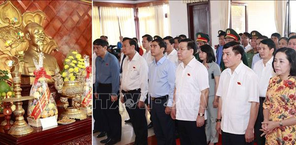 Chủ tịch Quốc hội dâng hương, dâng hoa tưởng niệm Chủ tịch Hồ Chí Minh