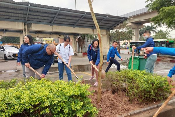 Đông đảo người dân tham gia trồng cây “Honda Trading Việt Nam - Chung tay vì Việt Nam xanh”