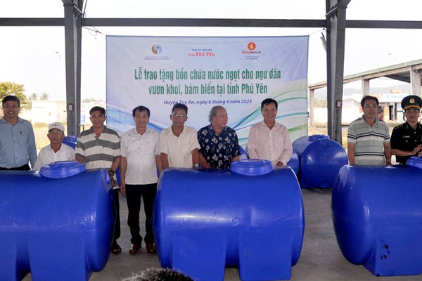 Báo TN&MT trao tặng 200 bồn chứa nước ngọt cho ngư dân thị xã Đông Hòa và huyện Tuy An (Phú Yên) vươn khơi bám biển