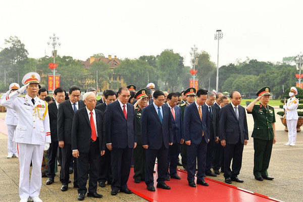 Lãnh đạo Đảng, Nhà nước vào Lăng viếng Chủ tịch Hồ Chí Minh, dâng hương tưởng niệm các Anh hùng liệt sĩ