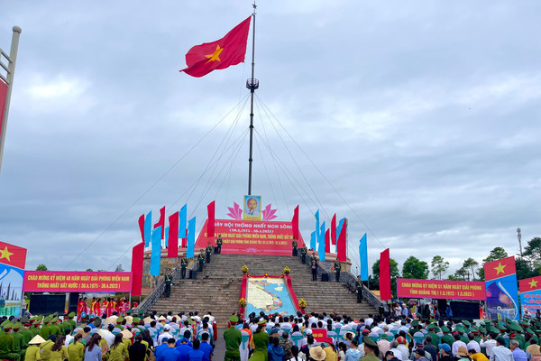 Lễ Thượng cờ Thống nhất non sông tại Đôi bờ Hiền Lương - Bến Hải