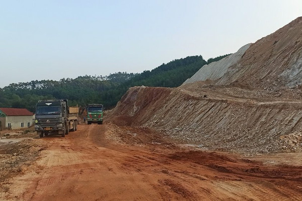Bắc Giang: Doanh nghiệp bị xử phạt 100 triệu đồng vì khai thác đất trái phép
