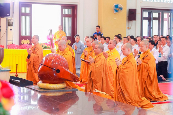 Nghệ An: Hàng nghìn phật tử tham dự Đại lễ Phật đản tại chùa Viên Quang