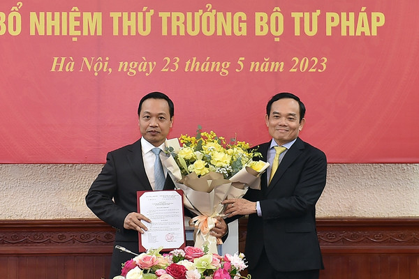 Phó Thủ tướng Trần Lưu Quang trao quyết định bổ nhiệm tân Thứ trưởng Bộ Tư pháp Trần Tiến Dũng