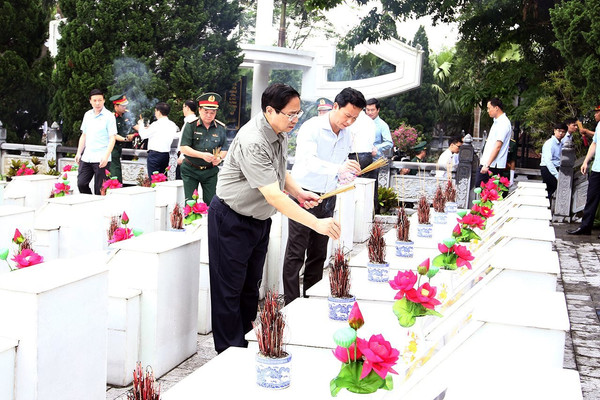 Thủ tướng Phạm Minh Chính viếng Nghĩa trang Liệt sĩ quốc gia Vị Xuyên