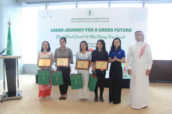 Trao giải Cuộc thi “Hành trình xanh vì một tương lai xanh”