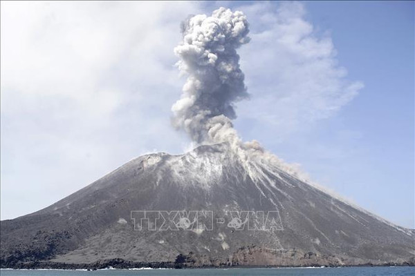 Núi lửa Anak Krakatau ở Indonesia phun tro bụi cao 3.000m