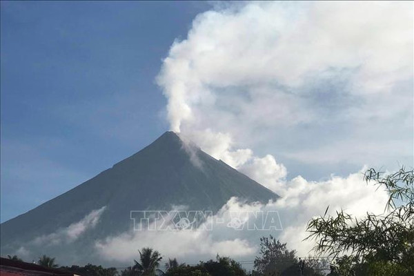 Philippines sơ tán hàng nghìn người đề phòng núi lửa Mayon phun trào