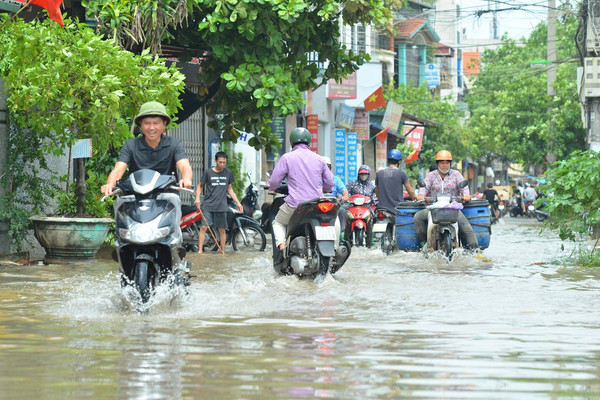 Đường Hà Nội cứ mưa là ngập                