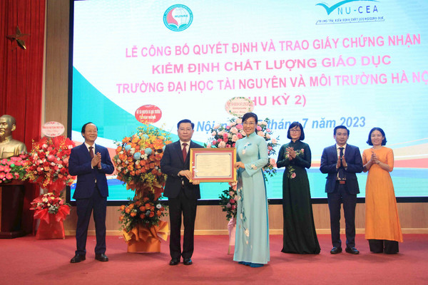 Trường Đại học TN&MT Hà Nội nhận chứng nhận Kiểm định chất lượng giáo dục