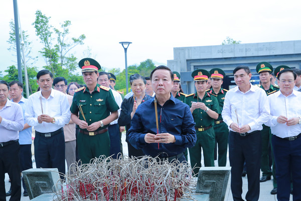 Phó Thủ tướng Trần Hồng Hà dâng hương tưởng niệm các Anh hùng liệt sĩ tại chiến trường Điện Biên Phủ