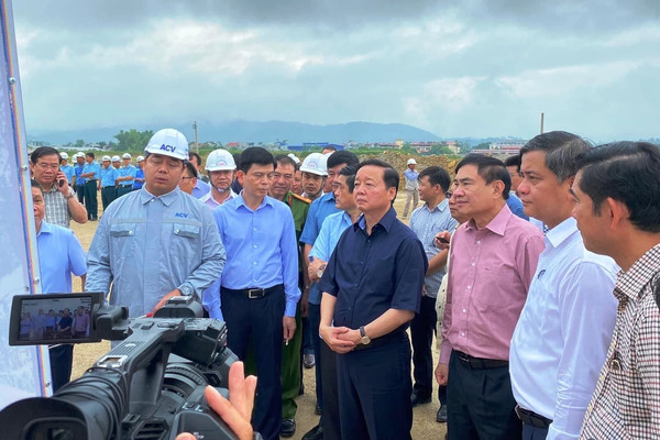 Phó Thủ tướng Trần Hồng Hà kiểm tra tiến độ Cảng hàng không Điện Biên Phủ