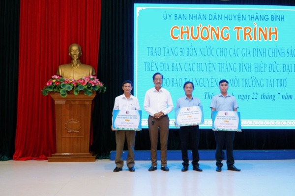 Báo Tài nguyên và Môi trường trao tặng 50 bồn chứa nước cho các gia đình chính sách tại Quảng Nam