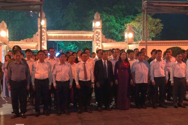 Phó Chủ tịch nước Võ Thị Ánh Xuân dâng hương tại Khu di tích Ngã ba Đồng Lộc 