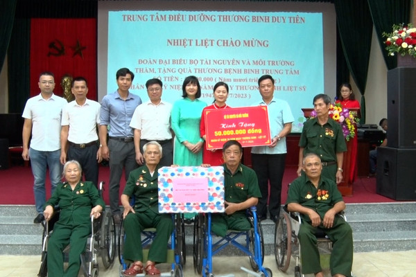 Công đoàn Bộ TN&MT thăm, tặng quà Trung tâm Điều dưỡng thương binh Duy Tiên