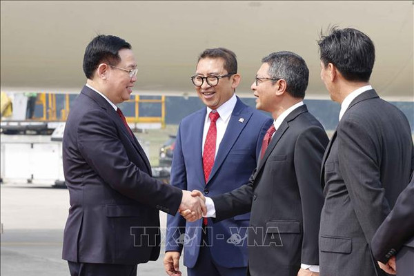 Chủ tịch Quốc hội Vương Đình Huệ đến Jakarta, bắt đầu thăm chính thức Cộng hòa Indonesia