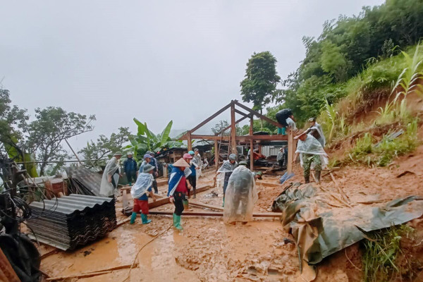Người dân Mù Cang Chải căng mình khắc phục hậu quả mưa lũ