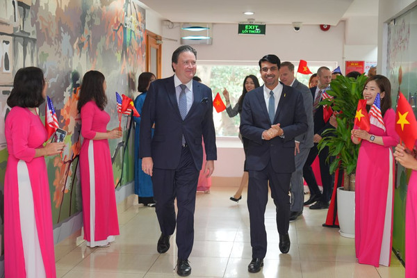 Đại sứ Hoa Kỳ tại Việt Nam thăm nhà máy Hà Nội của Coca-Cola Việt Nam