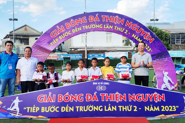 Trao 150 suất quà cho trẻ em khó khăn tại Thừa Thiên – Huế