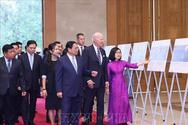 Thủ tướng Phạm Minh Chính và Tổng thống Hoa Kỳ Joe Biden tham quan trưng bày ảnh của TTXVN