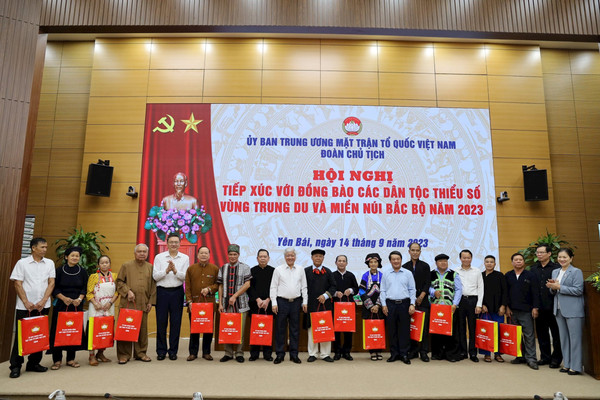 Lãnh đạo Trung ương MTTQ Việt Nam và Ủy ban Dân tộc tiếp xúc với đồng bào DTTS 14 tỉnh phía Bắc
