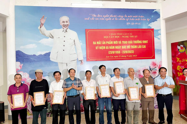 Lào Cai: Trao giải thưởng Văn học - nghệ thuật