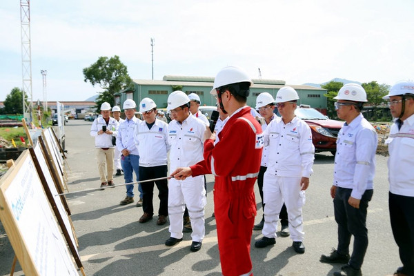Chủ tịch HĐTV Petrovietnam Hoàng Quốc Vượng thăm khu vực cảng chế tạo chân đế điện gió ngoài khơi