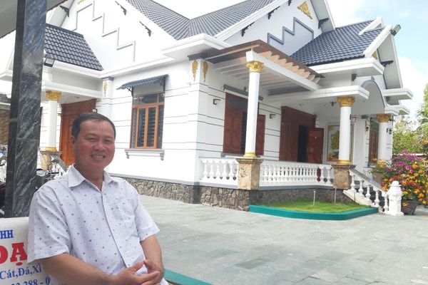 Người nông dân trăn trở với mảnh đất quê hương