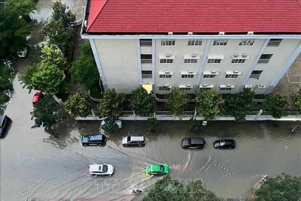 Mưa lớn kết hợp triều cường, Thành phố Hồ Chí Minh ngập nặng
