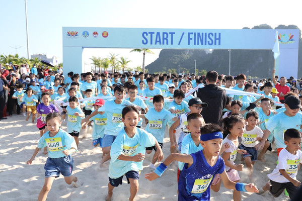 Quảng Ninh: 1.000 người chạy “Tiếp sức hưởng ứng ngày ASEAN về quản lý thiên tai năm 2023”