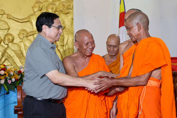 Thủ tướng chúc mừng lễ Sena Dolta của đồng bào Khmer và thăm Mẹ Việt Nam Anh hùng tại tỉnh Trà Vinh