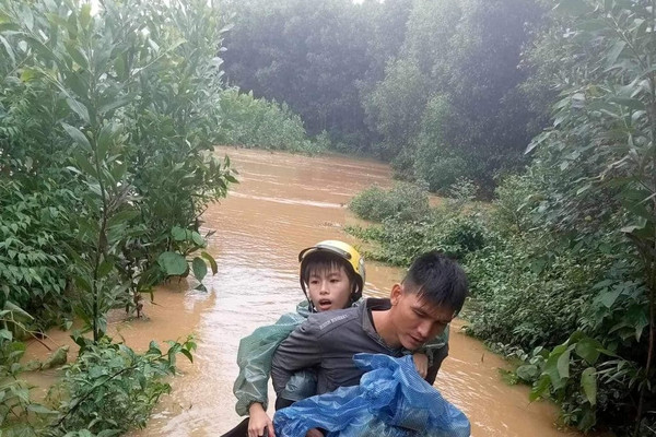 Mưa lớn, nhiều khu vực tại Quảng Bình, Quảng Trị ngập sâu