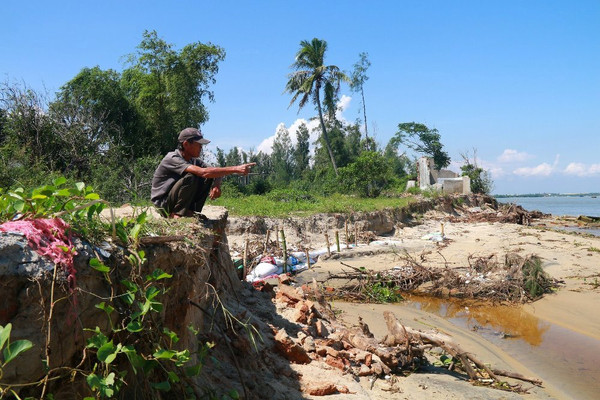 Quảng Nam: Lo biển “nuốt” làng, dân vẫn không chịu di dời