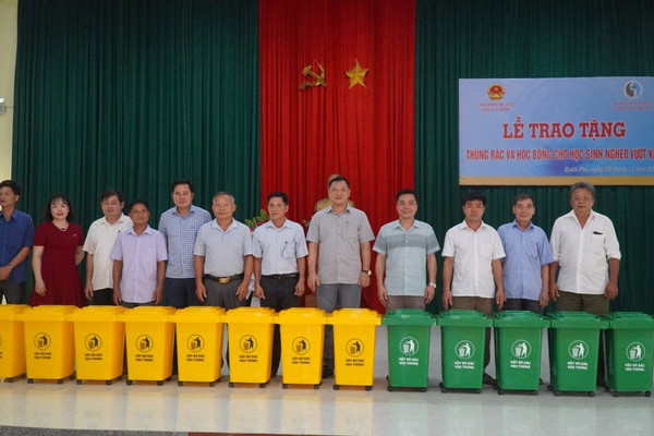 Báo TN&MT trao tặng 200 thùng rác và 30 suất học bổng cho học sinh nghèo vượt khó tại xã Xuân Phú, huyện Thọ Xuân, tỉnh Thanh Hoá