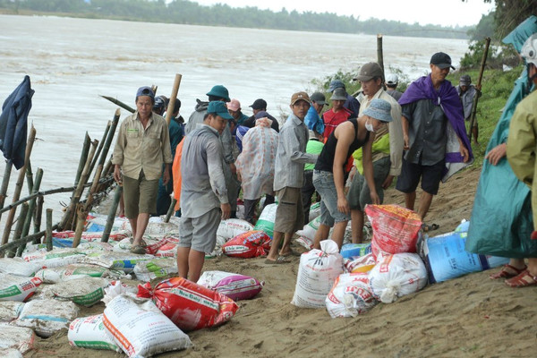 Quảng Nam: Lo sợ sạt lở sông “nuốt làng”, hàng trăm người đội mưa “vá” kè
