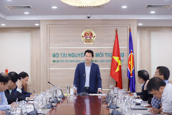 Bộ trưởng Đặng Quốc Khánh nghe báo cáo về công tác triển khai xây dựng và hoàn thiện cơ sở dữ liệu đất đai Quốc gia